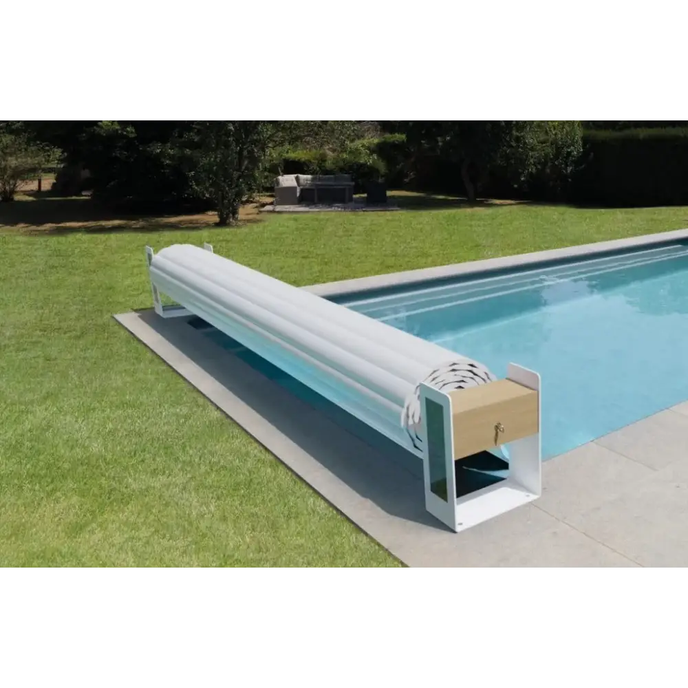 Vit top one ovanmark poolöverdrag med träskåp och metallram